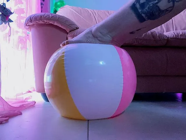 Fußspiel mit Beachball