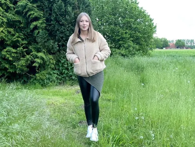 Die Wiese vom Bauern nebenan VOLLGEPISST!