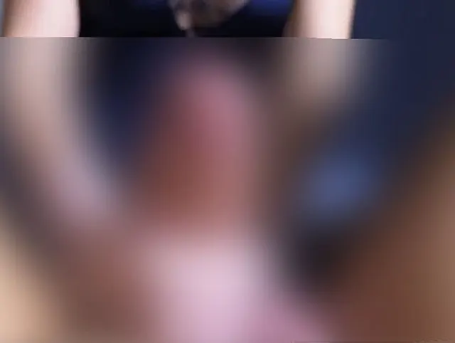 Elegante Dame im Abendkleid und rosa Handschuhen gibt Prostatamassage und Handjob