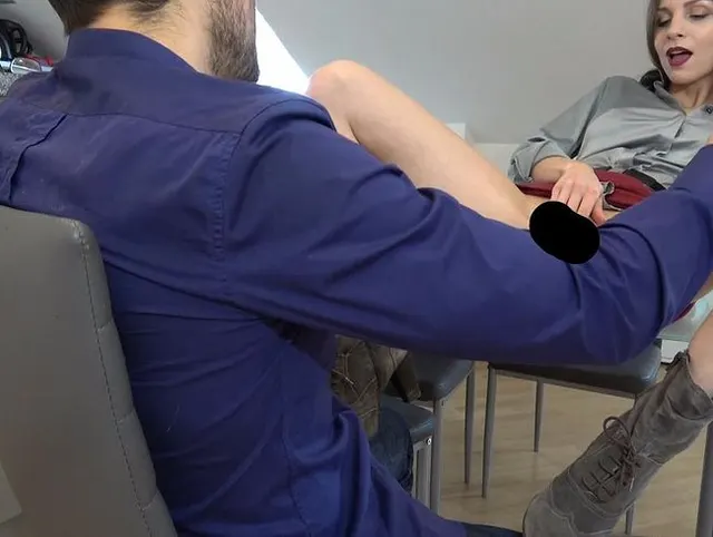 Dreiste Beschwerde! Büroschlampe vom Chef ertappt!