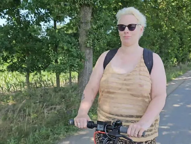 Frivol mit dem Scooter unterwegs
