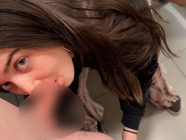 Riskanter Blowjob in der Umkleide!! Wir wurden wirklich erwischt !?