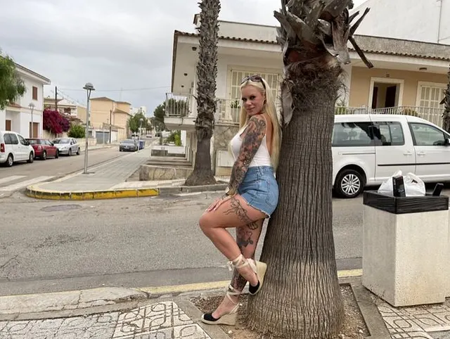 DREISTER SENORITA PISS | sexy eingenässt in die Hotpants auf Mallorca