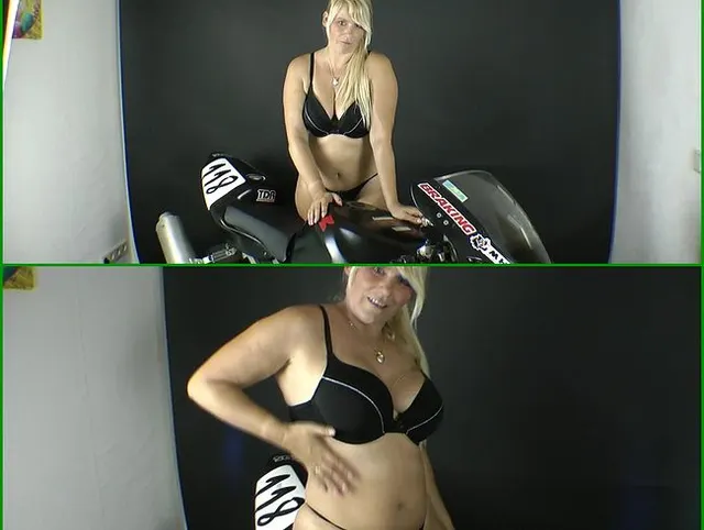Dildofotze auf dem Motorrad