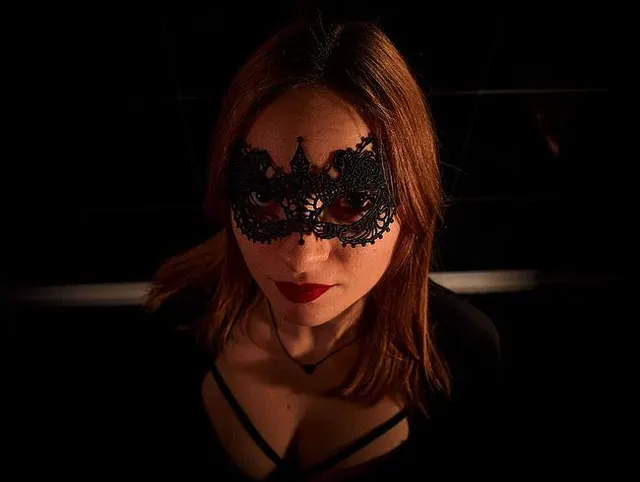 Blowjob und Deepthroat Nahaufnahme mit Maske aus Spitze