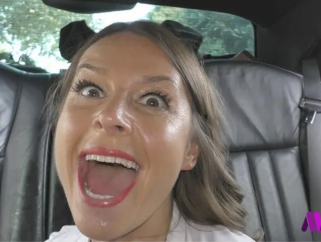 Krankenschwester Sexy Susi (Pornostar) holt sich Sahne AO Runde 3