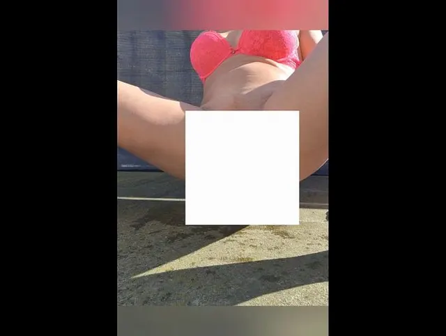 Geiler heisser Squirt auf dem Balkon. Ich habe mich selbst angespritzt ;)
