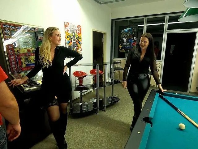Zwei Luder – ein Queue! Dreier auf dem Billardtisch mit Larissa & EmmaSecret!