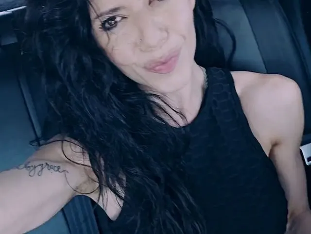 Natalie Carter denkt: „Autofahrt, explizite Masturbation, fahr mit mir.“