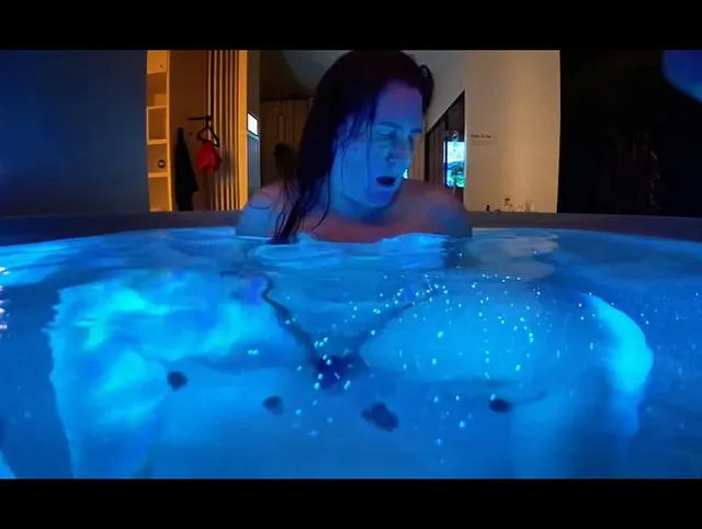 Im Whirlpool musste ich meine geile Fotze bespielen