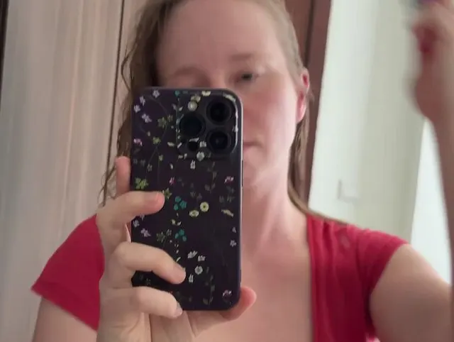 Hübsche Blondine mit großen Titten