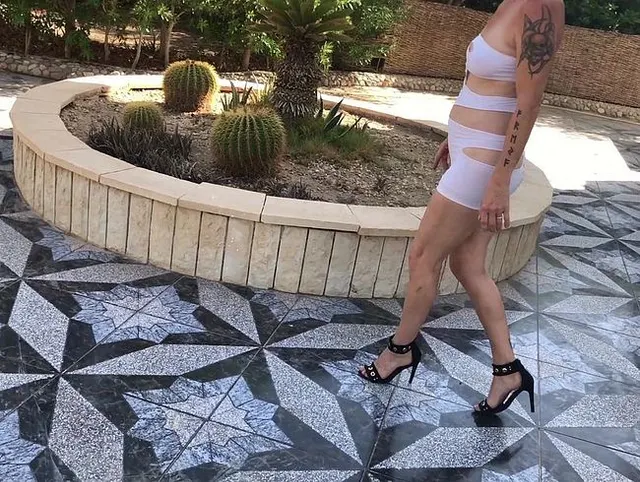 Ich gehe in Minikleid und HighHeels spaziern, zeige Titten und Fotze und ziehe mich aus