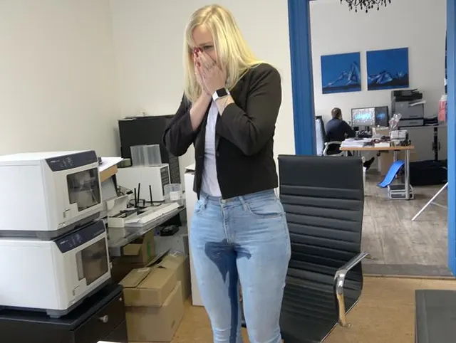 Eingepisst im Bewerbungsgespräch | Büro Fick mit Creampie Finale