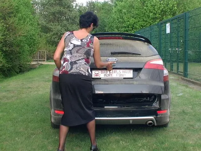 Orgasmusfotzen im Kofferraum