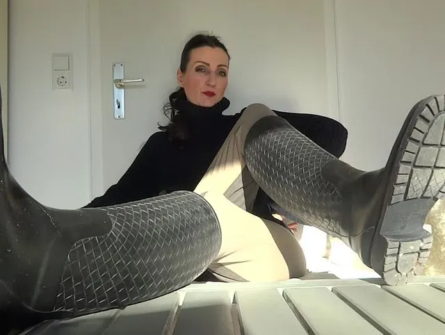 Schnüffle meine weißen verschwitzen Socken Füße und ruiniere Dir den Orgasmus