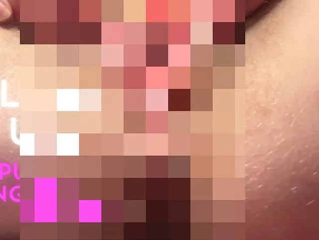Nahaufnahme der Muschi mit großen Schamlippen beim Fingern