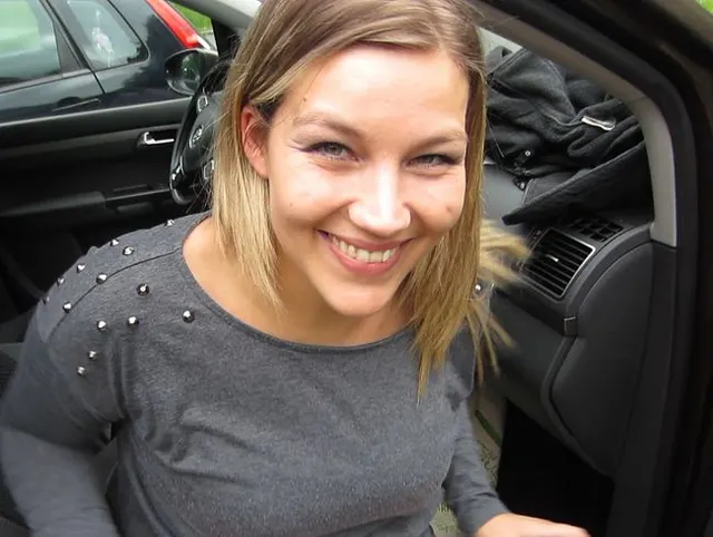 Ausm Auto gepinkelt