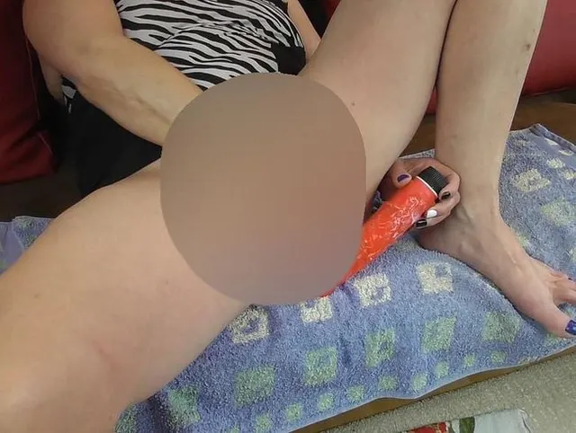Mit'en Dildo besorgt...3x abgespritzt!!!