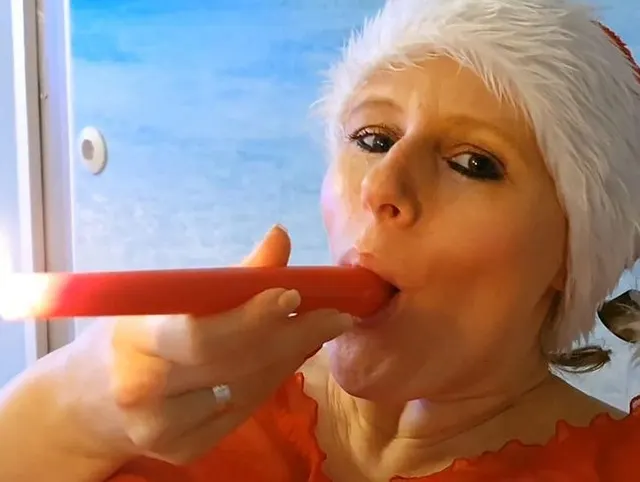 Mit brennenden Kerzen selbst gefickt