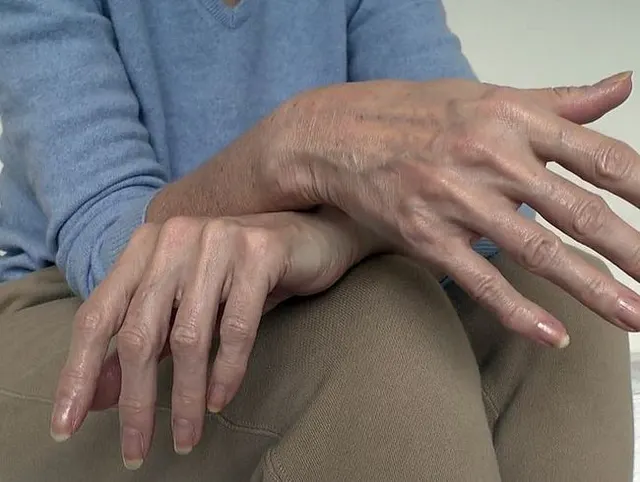 Schöne, elegante Hände und Fingernägel, präsentiert von Lady Victoria
