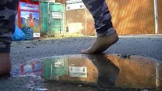 Barfüssig in der Pisse
