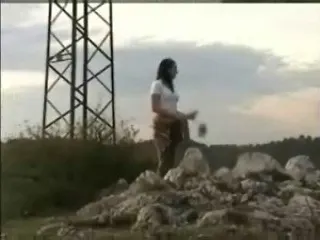 Arogante Touristin, auf dem Berg duchgezogen