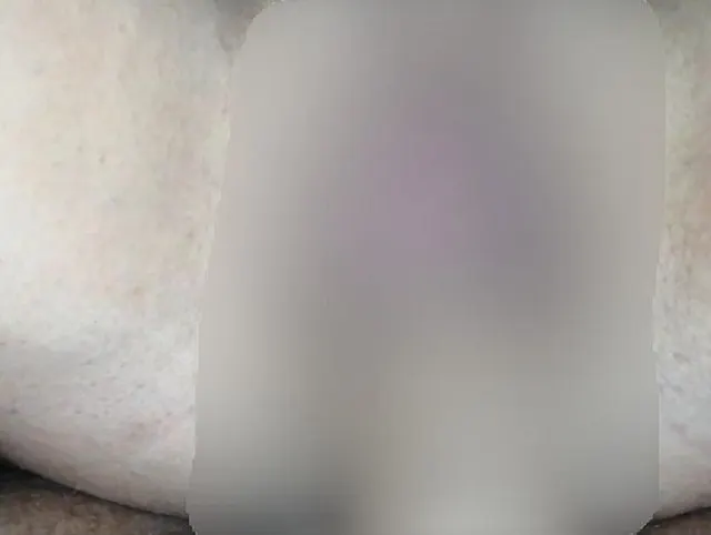 Teen Mädchen spielt mit einem harten Schwanz
