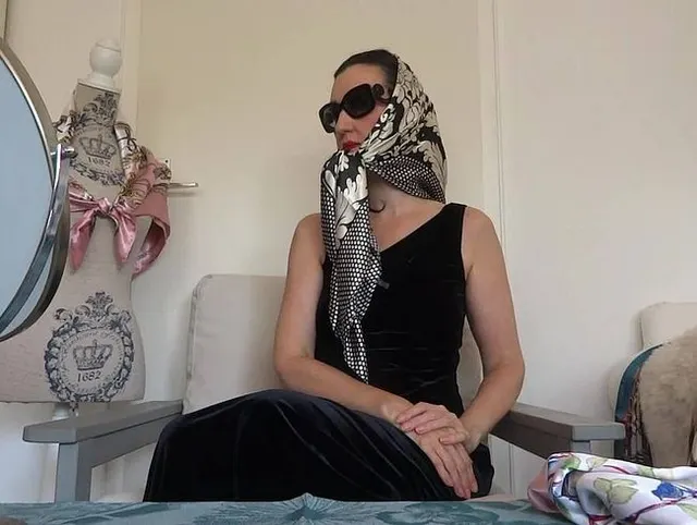Die Kunst elegant ein Satin Tuch zu tragen