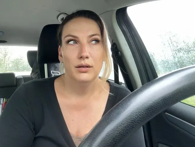 Wartezeit hasse ich! Naja dann besorg ich es mir solange im Auto!