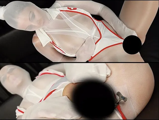Im Nylonencasement Fotze mit Spekulum gedehnt