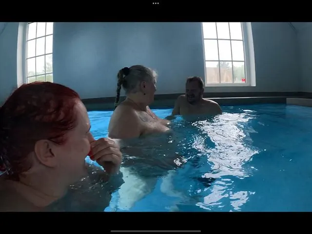 Ein wenig Spaß in Pool im schönen Dänemark. Nackt schwimmen