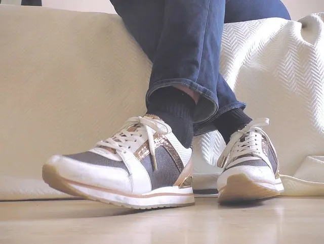 Sexy und teure Sneakers Anbetung