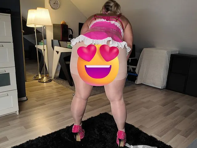 Pinkes LATEX HAUSMÄDCHEN - Strumpfhose zerrissen und ZERFICKT!