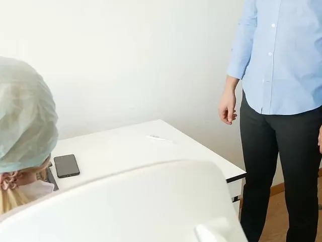 Unanständige Untersuchung beim Arzt – Prostatamassage, Fisting und Sperma auf der Brille