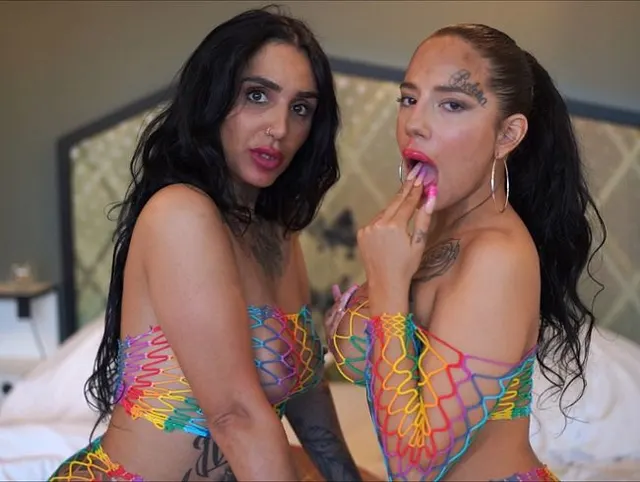 Dominante Latina Stiefschwestern besorgen es sich wild