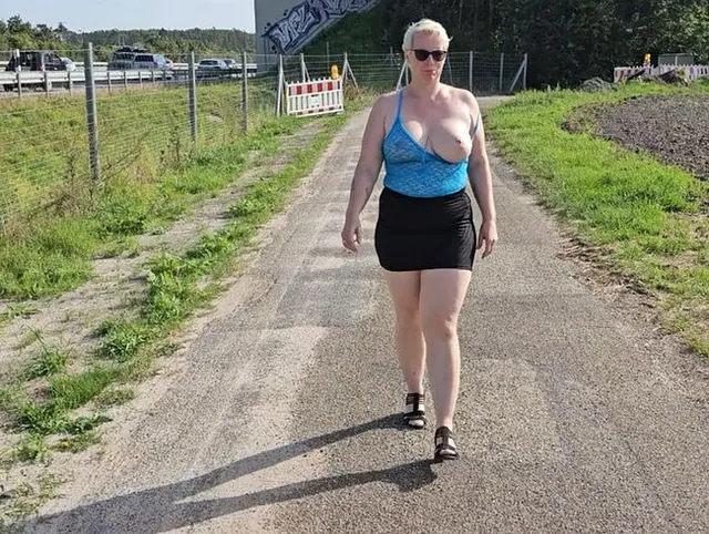 Blanke Titten an der Autobahn