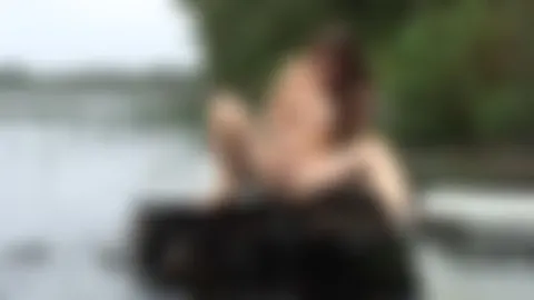 Pissen - Nackt am See