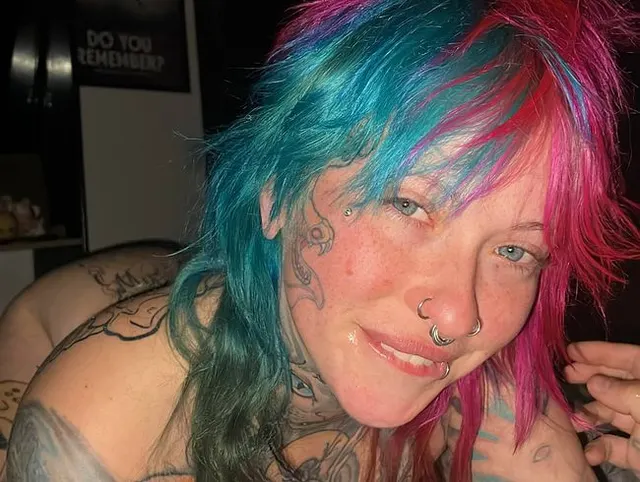 Hungrige Tattooschlampe saugt dich leer.