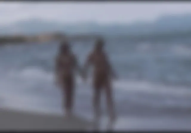 Hand in Hand am Strand