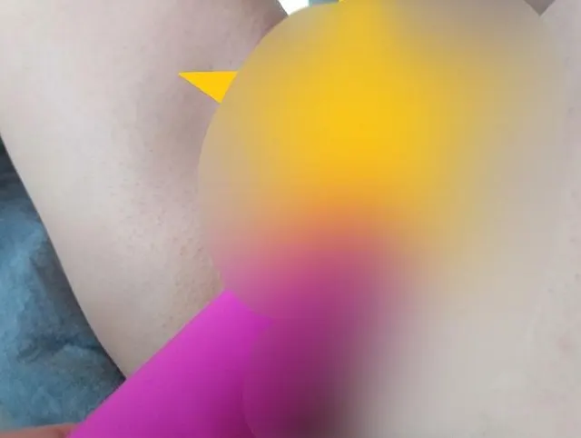 Dildospiele mit saftiger junger Pussy