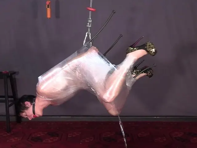 Folien Bondage auf dem Stuhl