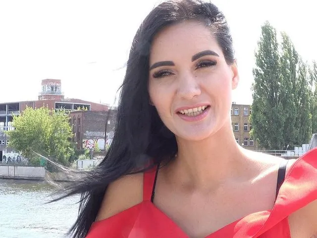 GERMAN SCOUT - Schlanke Urlauberin in Berlin bei Model Job Outdoor gefickt
