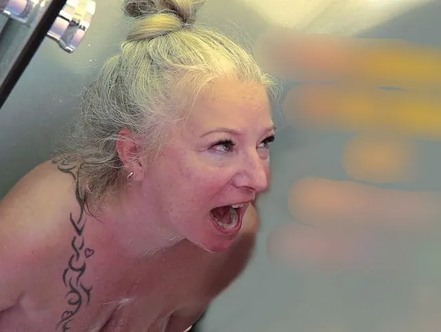 3 Fans pissen mir in den Mund und füllen mich mit Pisse ab!