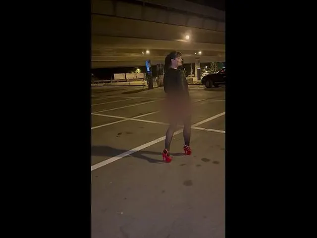 Die devote dauergeile Hobbyhure Angi zeigt sich öffentlich schamlos auf dem Parkplatz