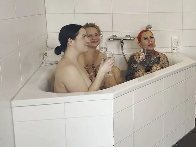Bumsbar im Whirlpool – Die drei Schlampen werden hart rangenommen!