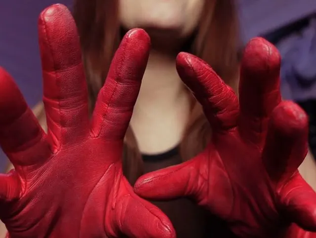 POV rote Lederhandschuhe ticken