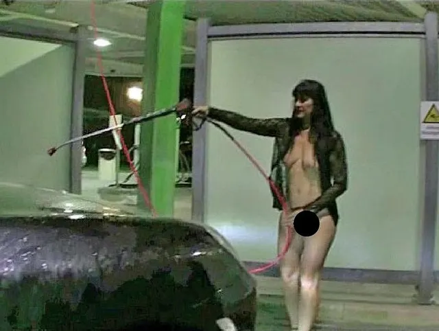 In High Heels nackt das Auto gewaschen