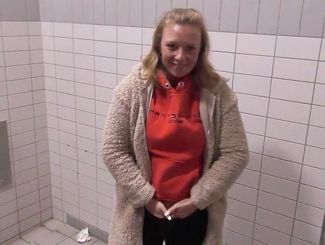 Pissklo vom Rasthof vollgepisst!