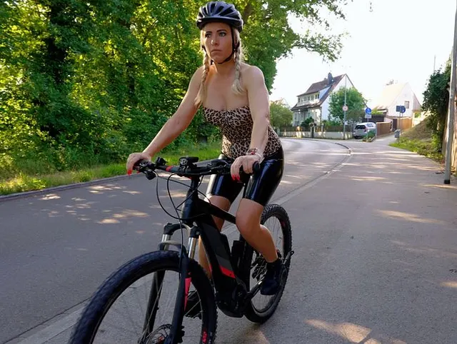 Die PERVERSE FAHRRADTOUR | OUTDOOR FICK ohne GUMMI + MEGA PISSFOTZENEXPLOSION...!