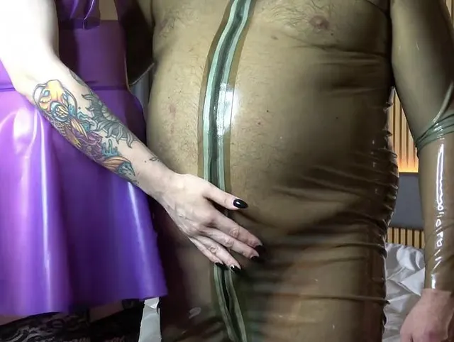 Altgirl wird zum ersten Mal in Latex und Netzstrümpfen gefickt